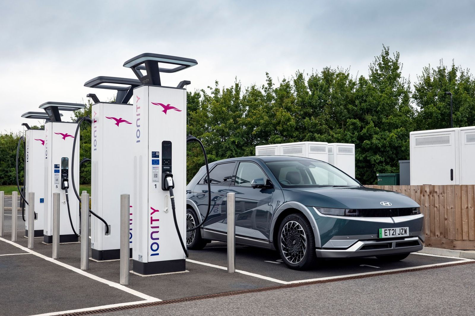 Countrywide network of high-power electric vehicle chargers completed